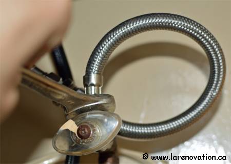 Fixer le tuyau flexible du robinet