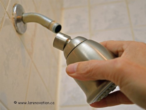 On retire la pomme de douche