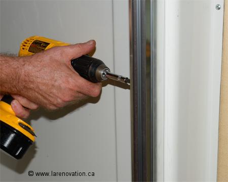 Photo de la fixation de la partie ajustable du cadre de porte