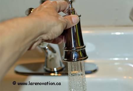 Vérification de l'installation du robinet de cuisine à douchette