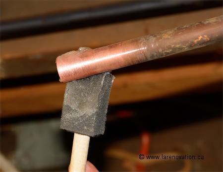 Photo de l'application du flux en p�te sur le tuyau � souder