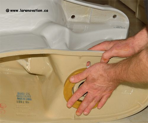 Installation de l'anneau de cire sur la toilette
