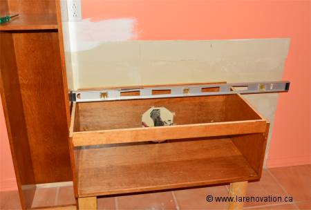 Photo de la fixation au mur du meuble de salle de bain