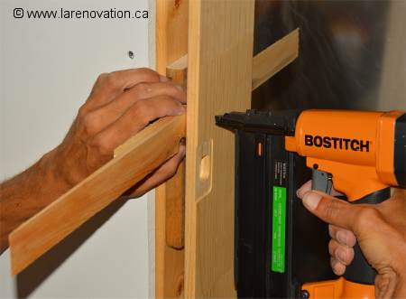 Fixation du chambranle dans la charpente du mur