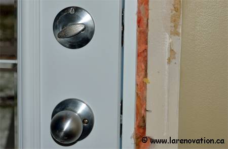 Photo de la laine isolante dans le joint d'une porte ext�rieure