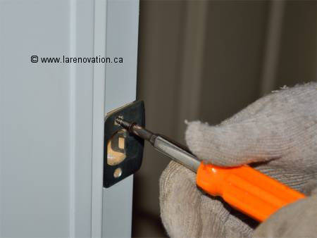 Photo de la pose de la plaque d�corative de poign�e