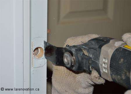 Photo du d�coupage du rev�tement en PCV de la porte